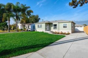 Luxury Modern Retreat with Spacious Yard & Premium Comfort